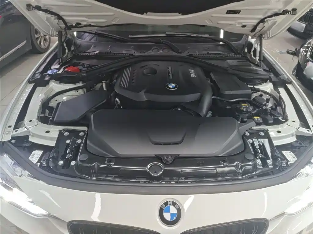 BMW 3 Series 2018 — фото 20