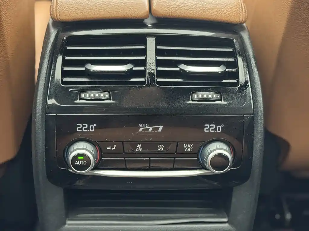 BMW 5 Series 2017 — фото 18