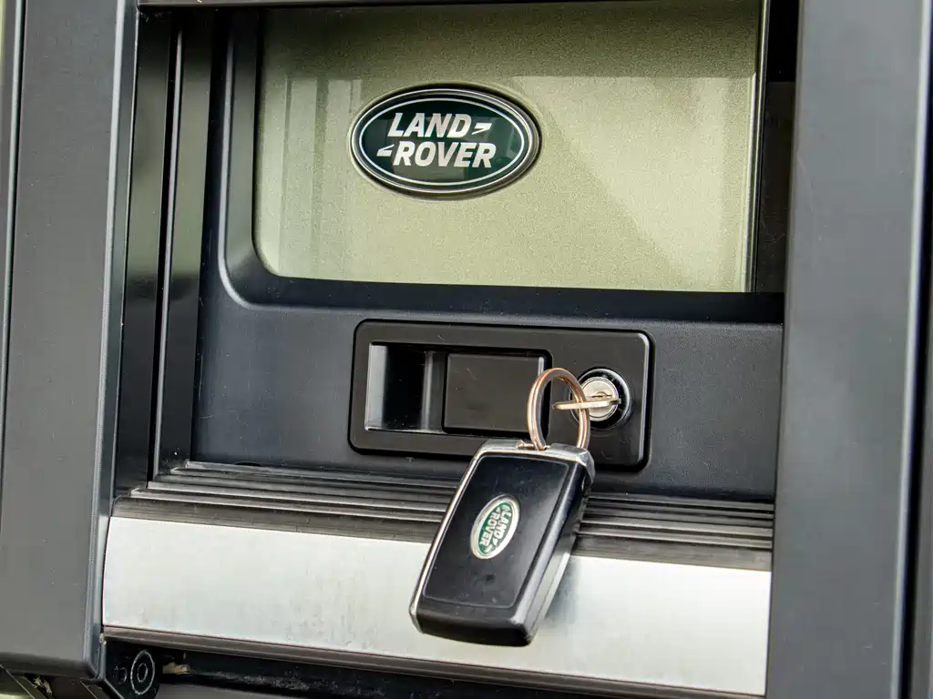 Land Rover Defender 2020 — фото 10