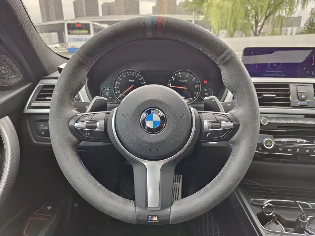 BMW 3 Series 2018 — фото 10