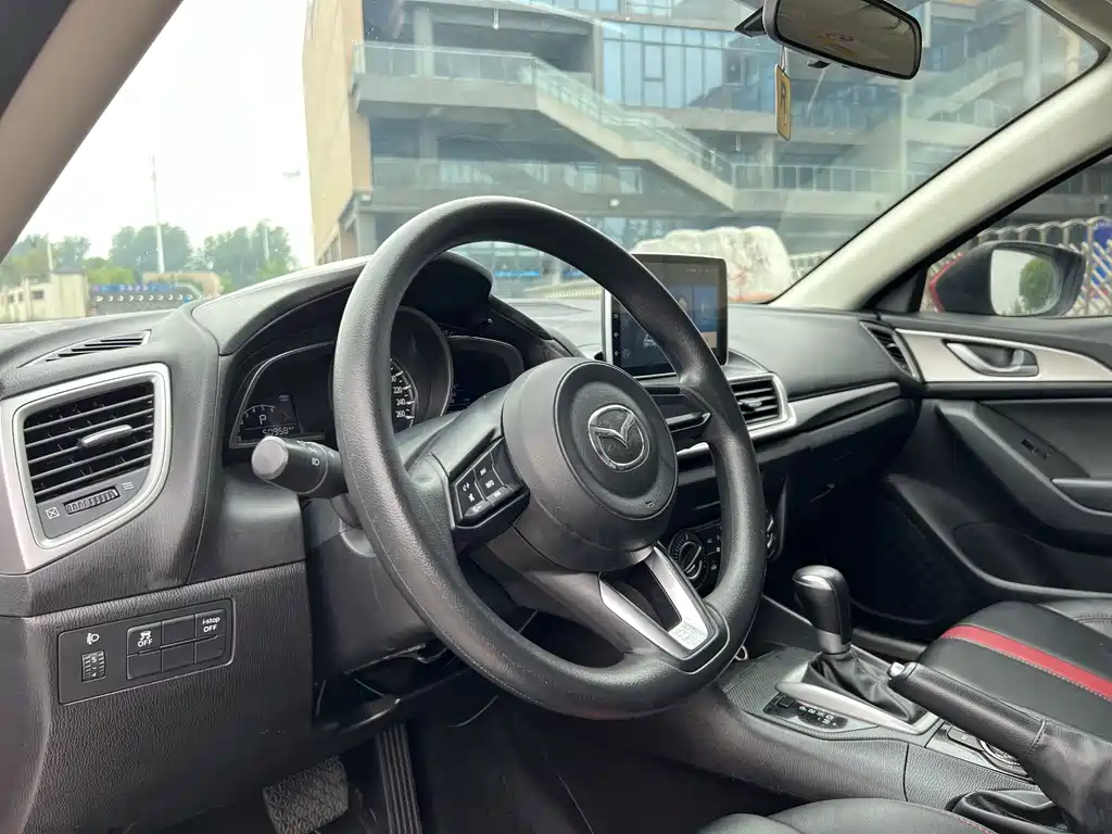 Mazda 3 Axela 2019 — фото 10