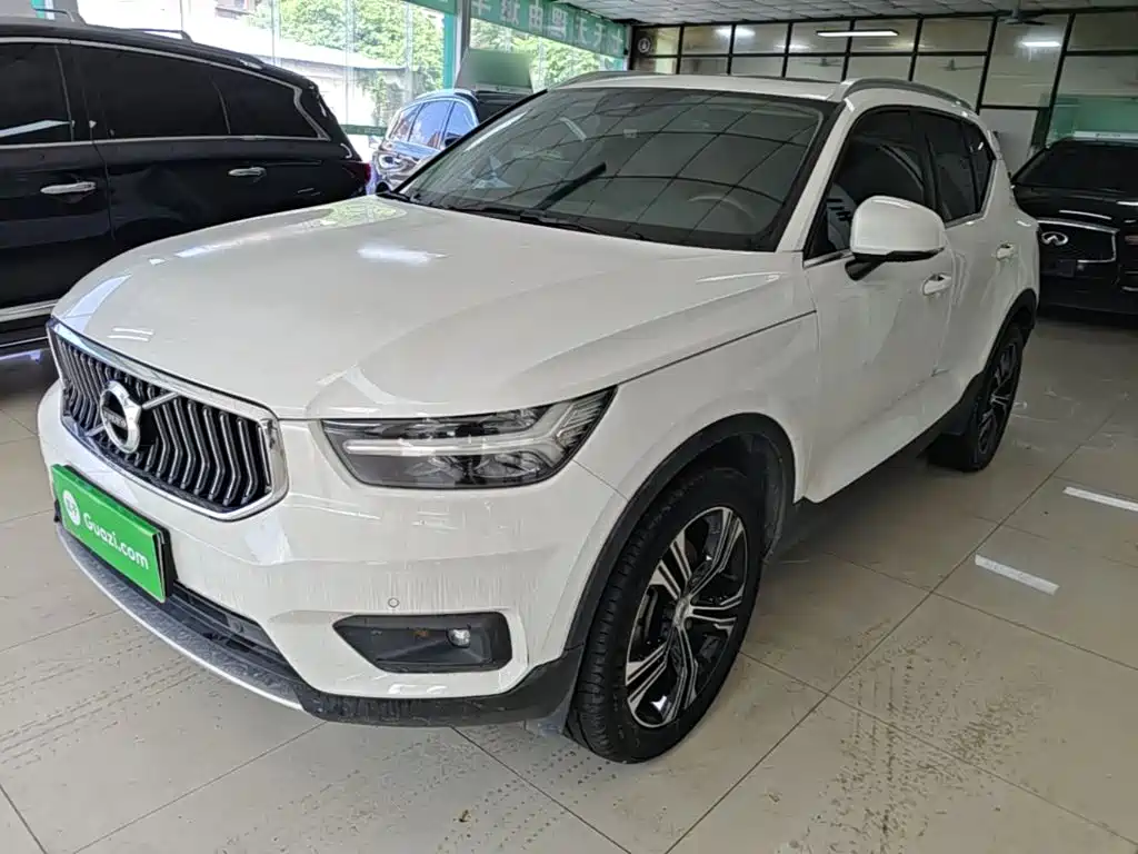 Volvo XC40 2021 — фото 1