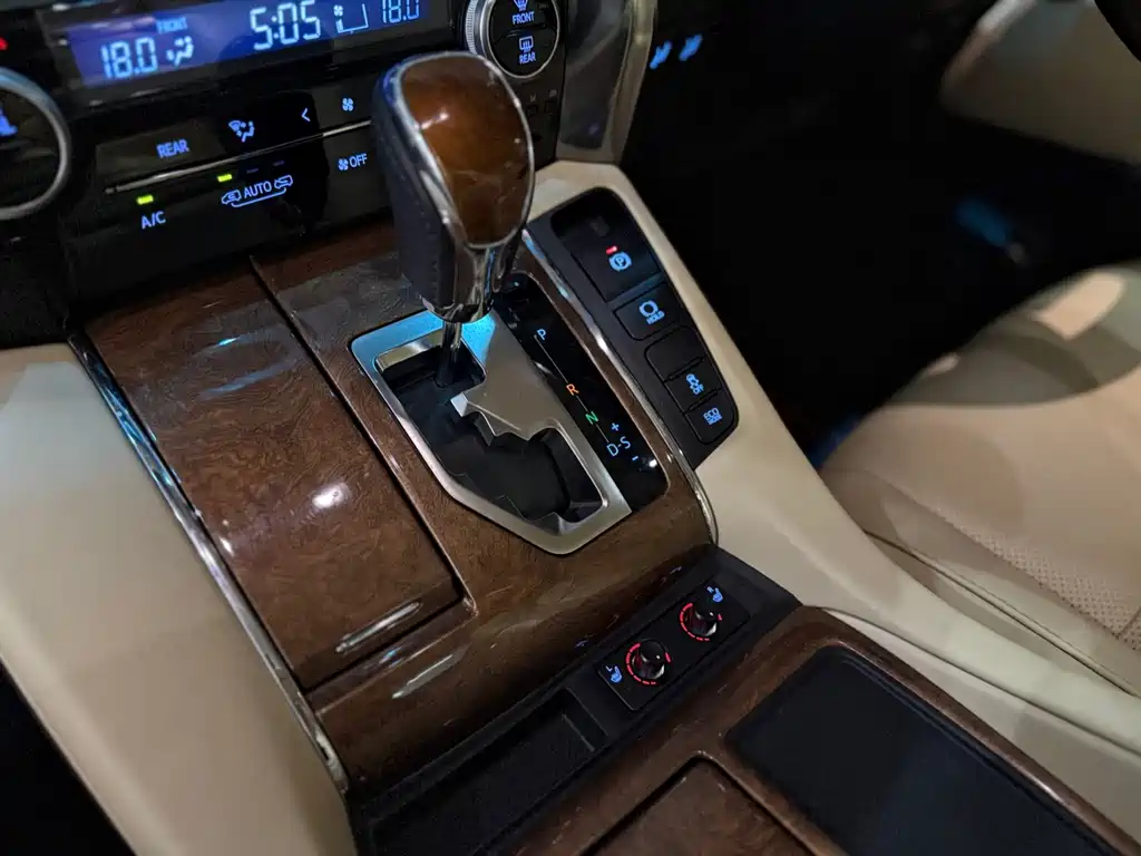 Toyota Alphard 2017 — фото 18