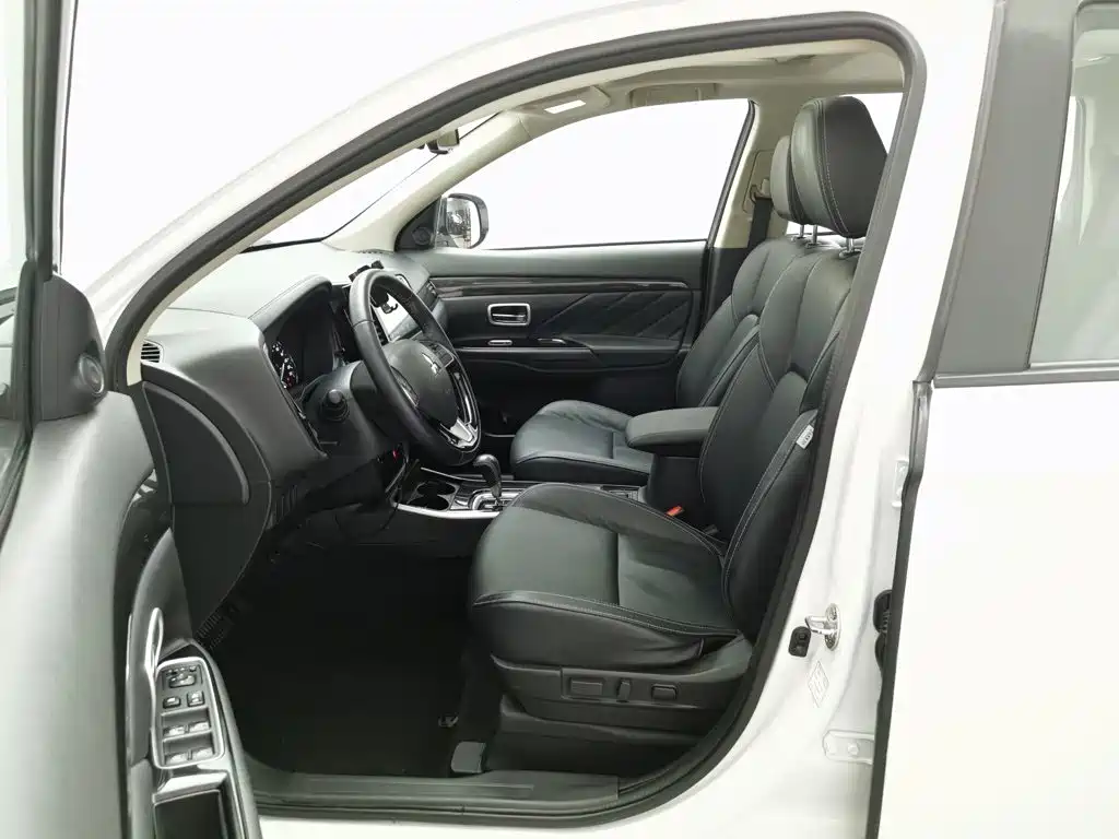 Mitsubishi Outlander 2021 — фото 10