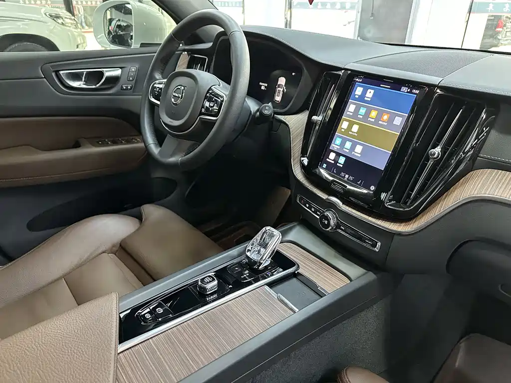 Volvo XC60 2022 — фото 13