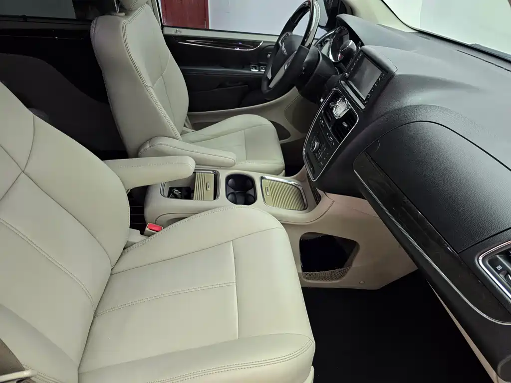 Chrysler Grand Voyager 2013 — фото 11