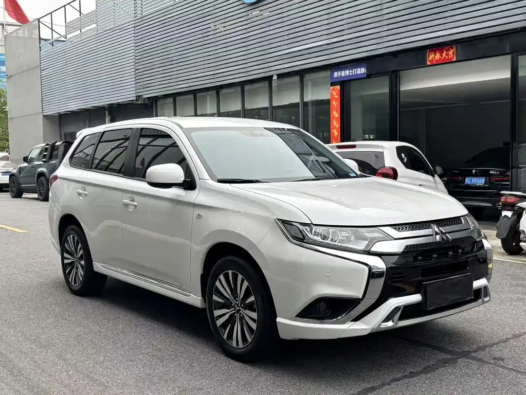Mitsubishi Outlander 2022 — фото 4
