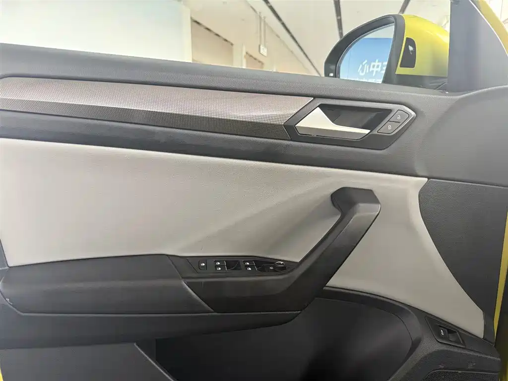 Volkswagen T-Roc 2023 — фото 12