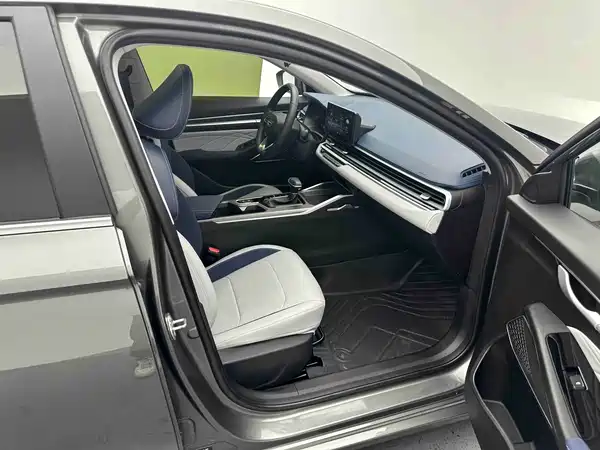 Geely Emgrand 2022