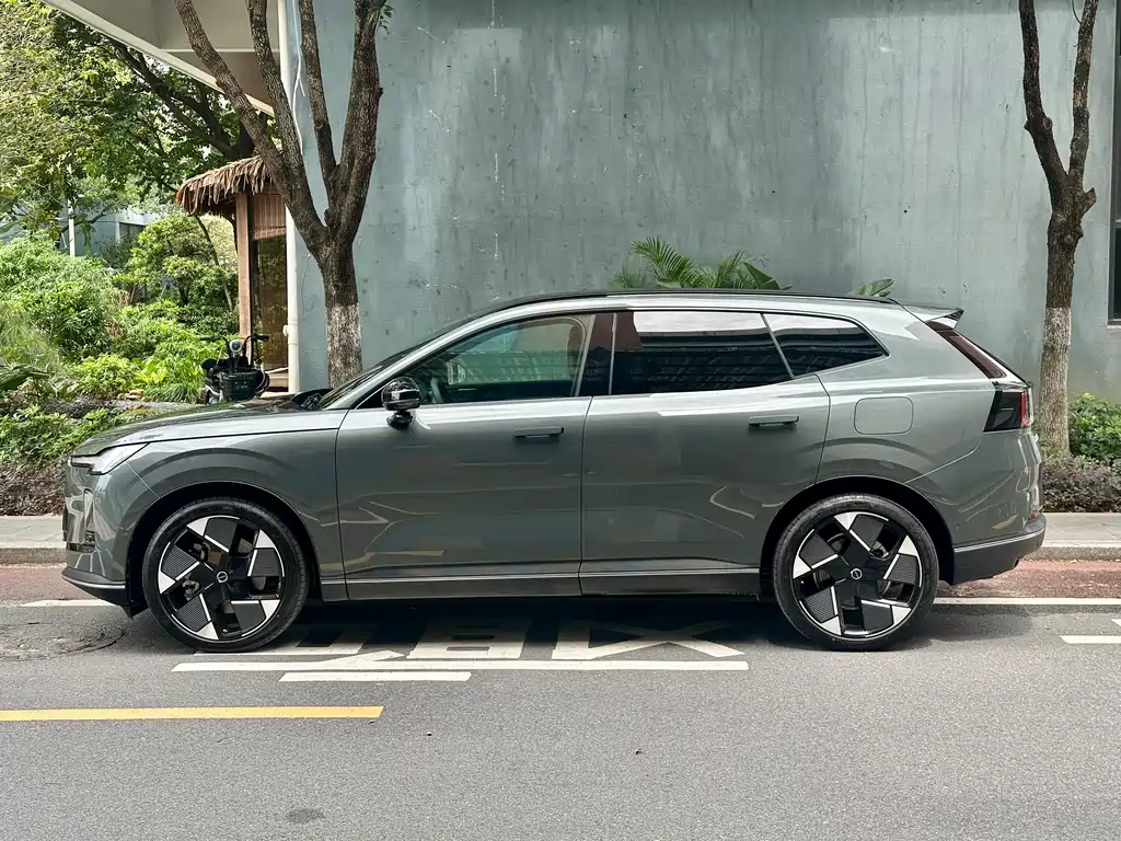 Volvo XC70 PHEV 2025 — фото 3