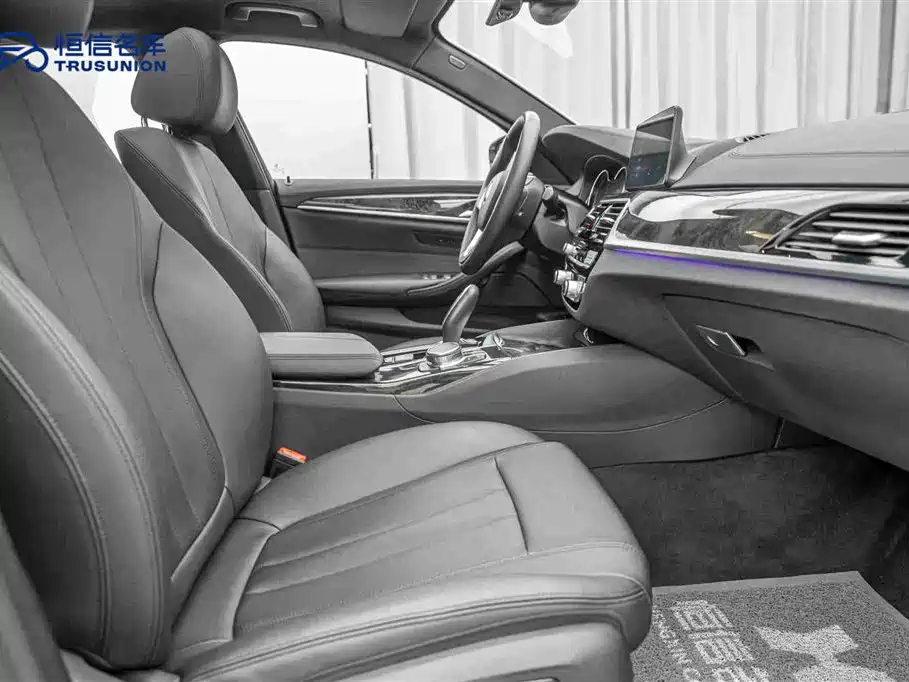 BMW 5 Series 2018 — фото 15