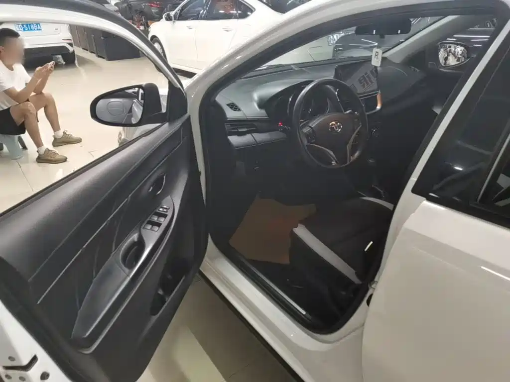 Toyota Yaris L 2023 — фото 16