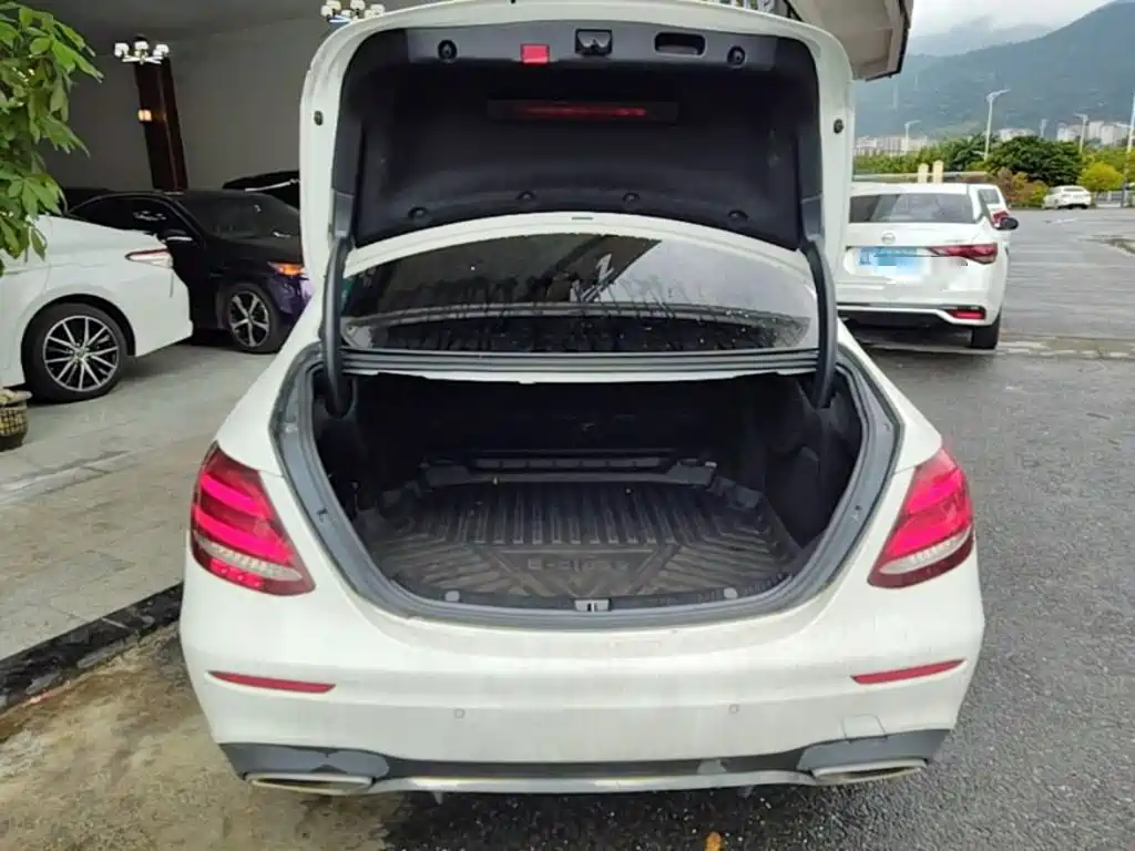 Mercedes-Benz E-Class 2020 — фото 19
