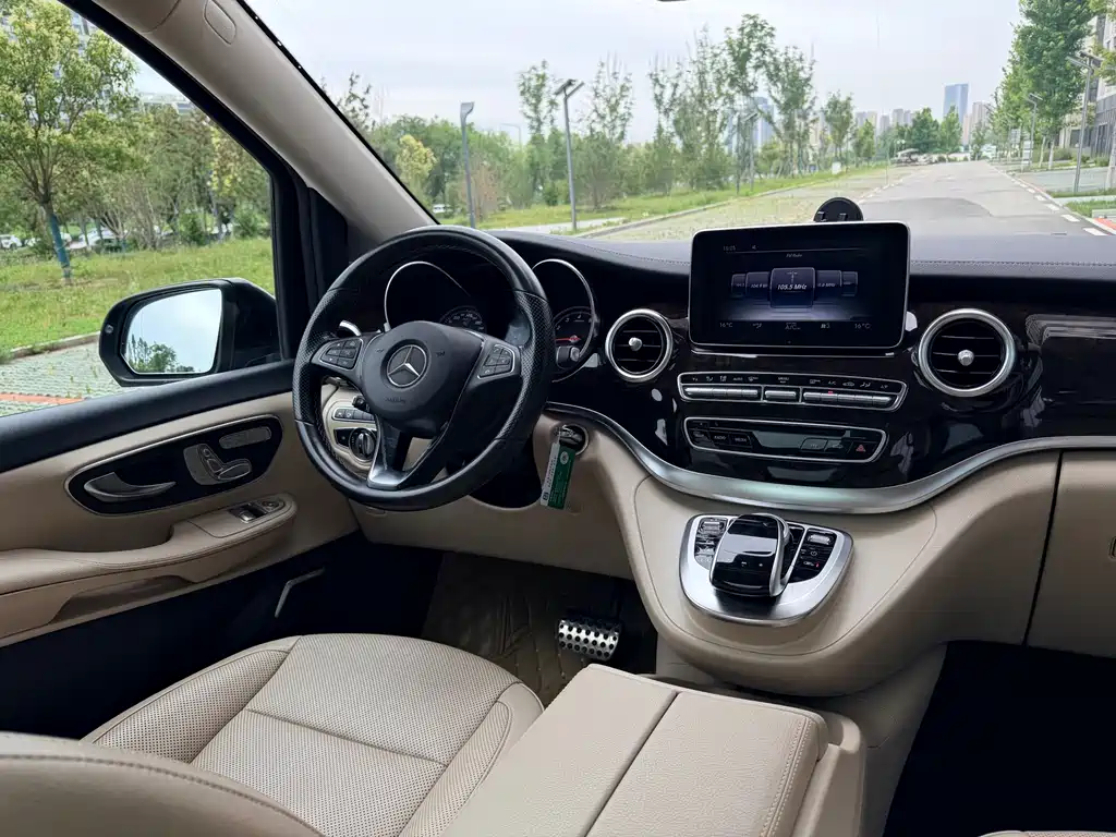 Mercedes-Benz V-Class 2018 — фото 17