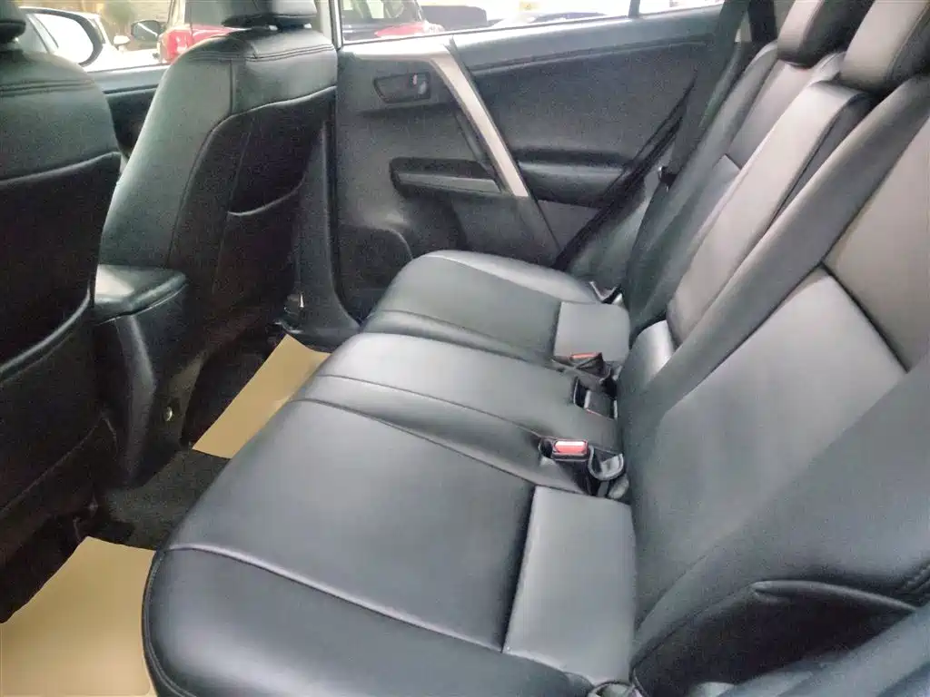 Toyota RAV4 2017 — фото 17