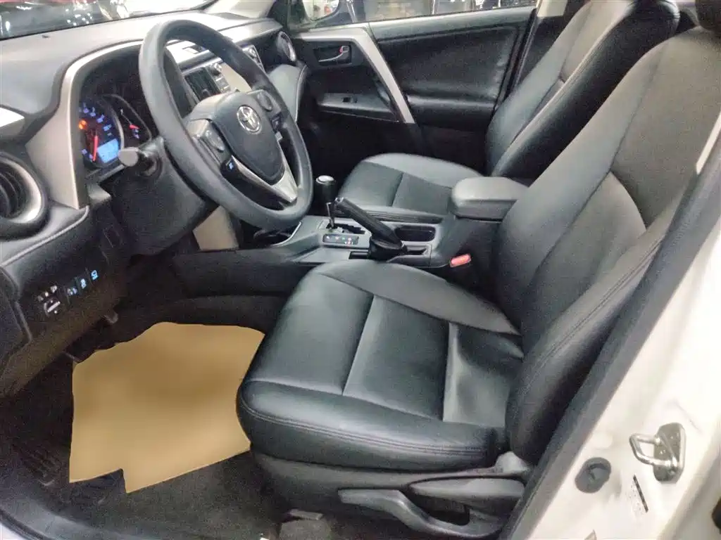 Toyota RAV4 2017 — фото 15