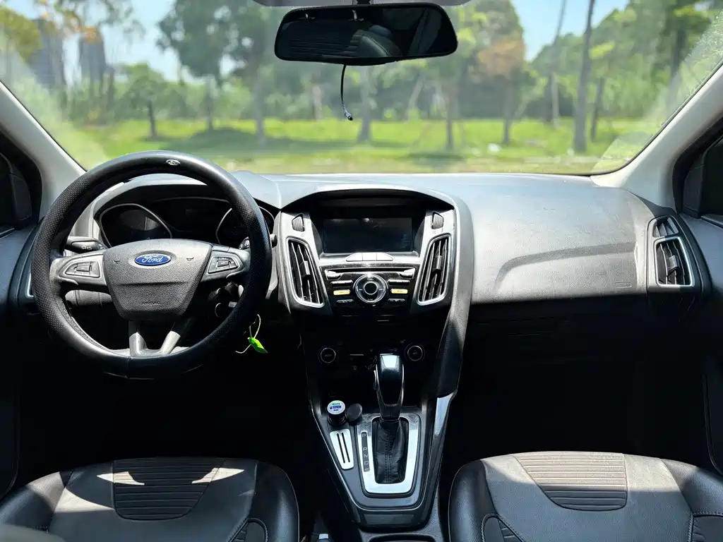 Ford Focus 2016 — фото 16