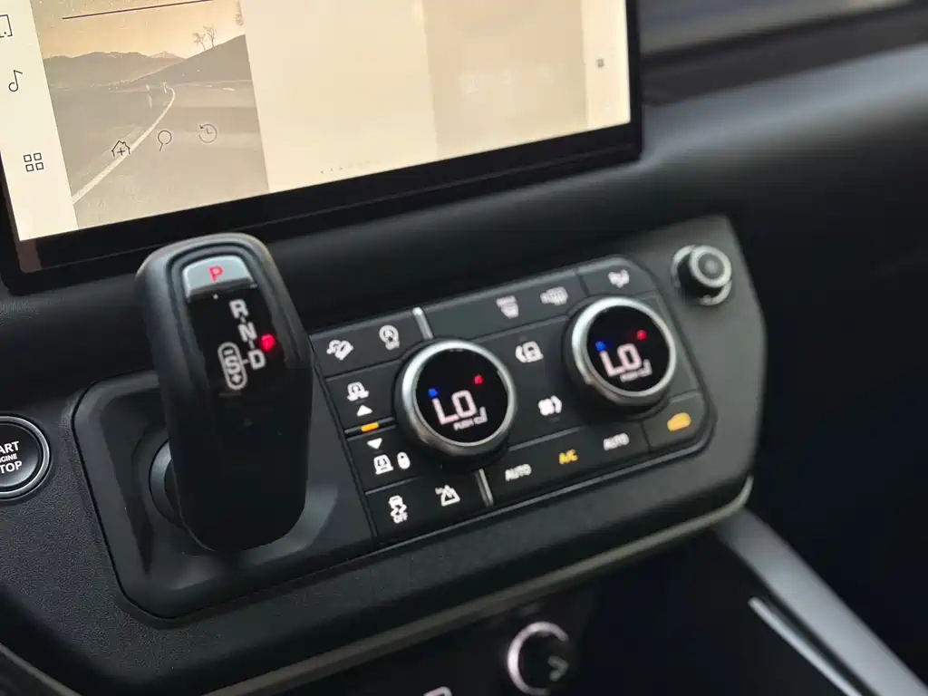 Land Rover Defender 2022 — фото 16
