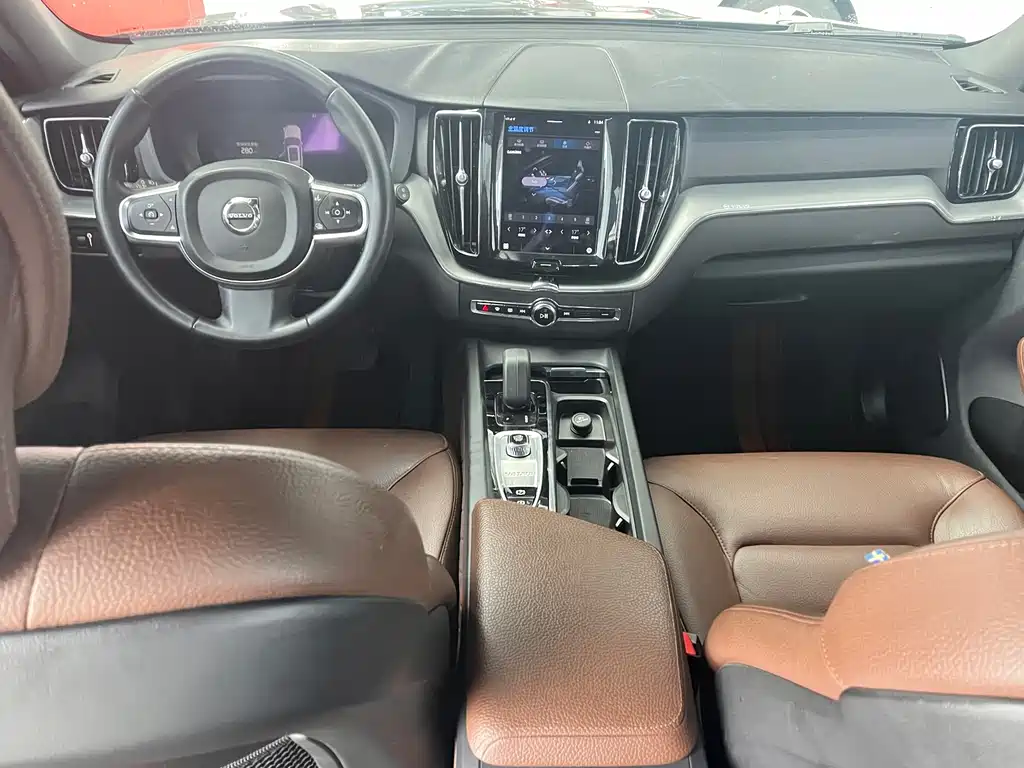 Volvo XC60 2022 — фото 11