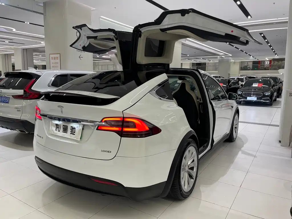 Tesla Model X 2018 — фото 4