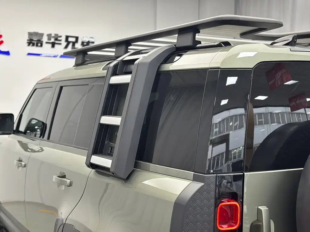 Land Rover Defender 2023 — фото 19