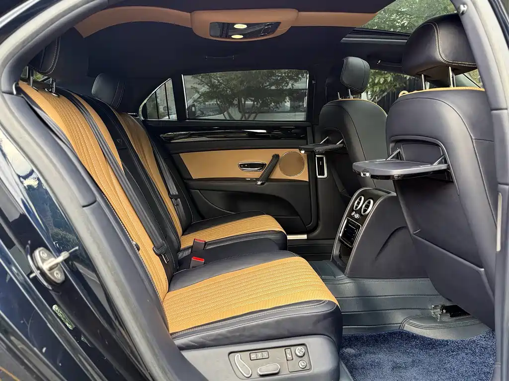 Bentley Flying Spur 2017 — фото 16
