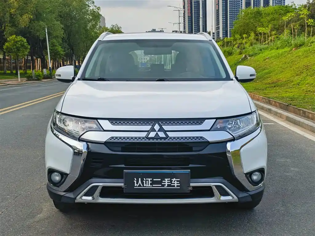 Mitsubishi Outlander 2019 — фото 2