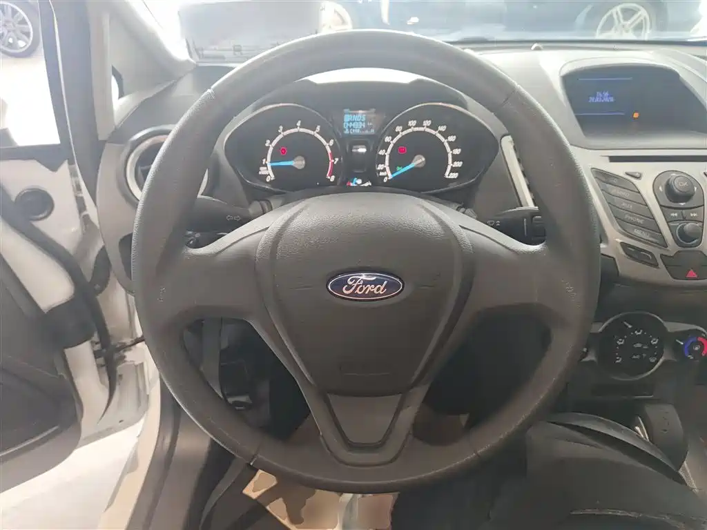 Ford Fiesta 2015 — фото 11