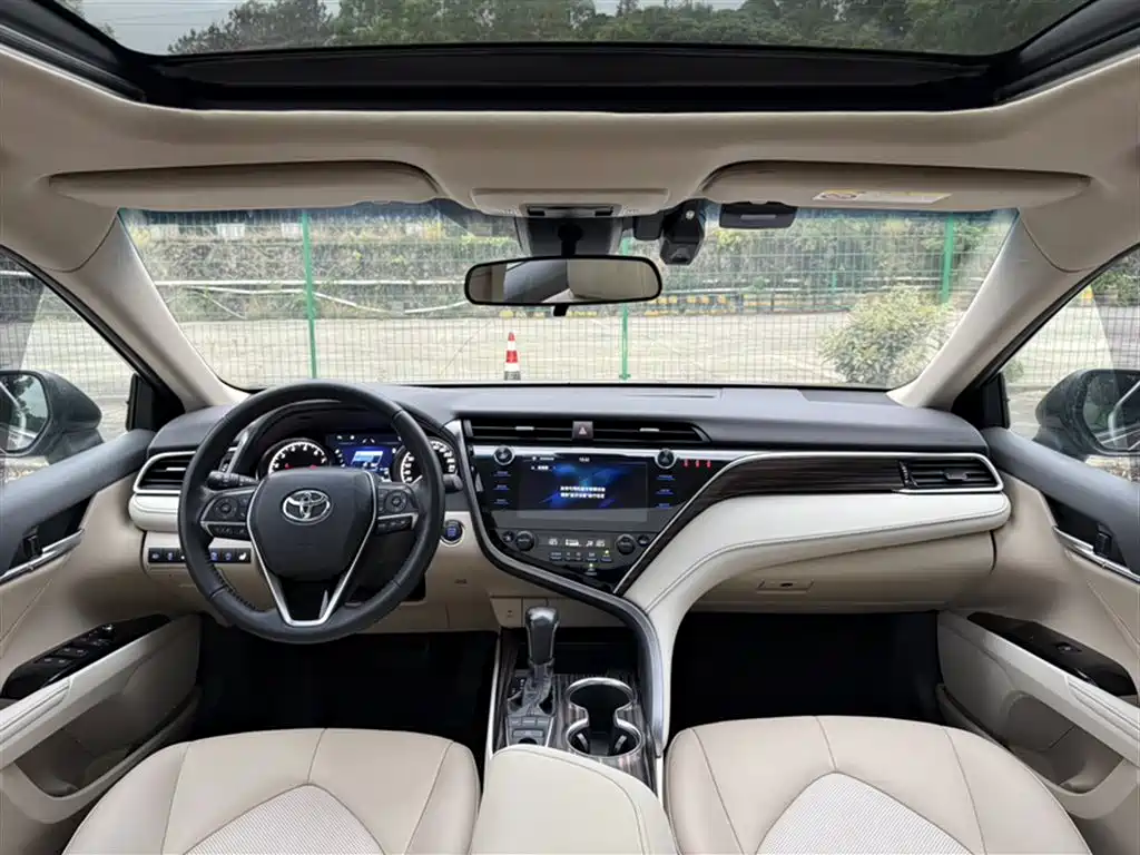 Toyota Camry 2019 — фото 14