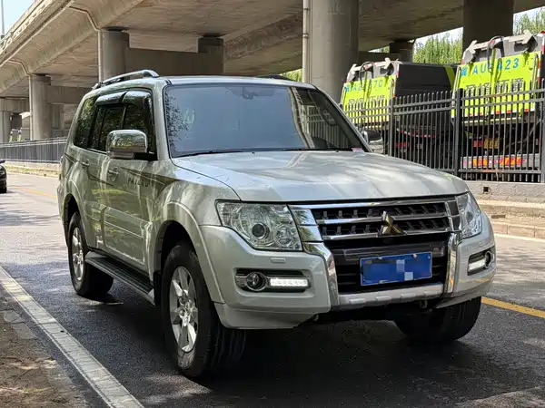 Mitsubishi Pajero 2016