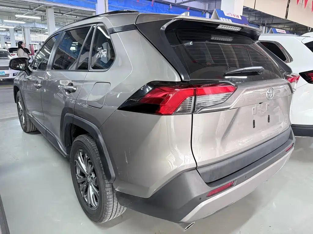 Toyota RAV4 2024 — фото 17