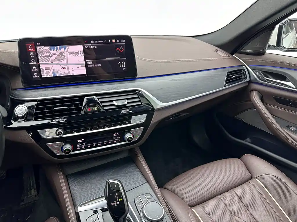 BMW 5 Series 2021 — фото 15