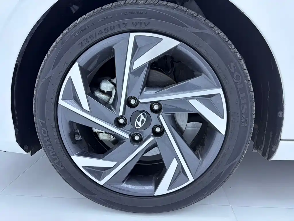 Hyundai Elantra 2023 — фото 13