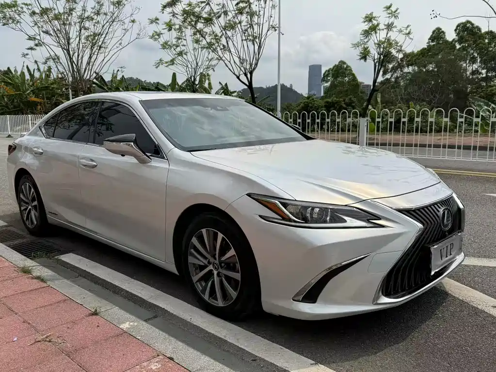 Lexus ES 2019