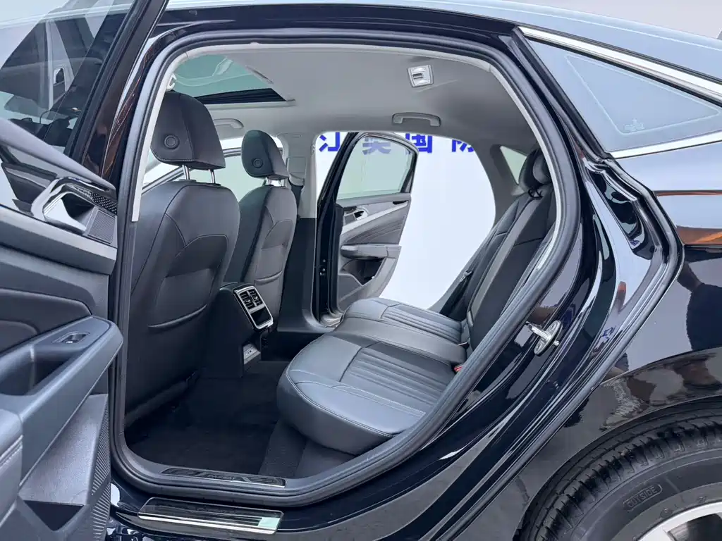 Volkswagen Passat 2023 — фото 12