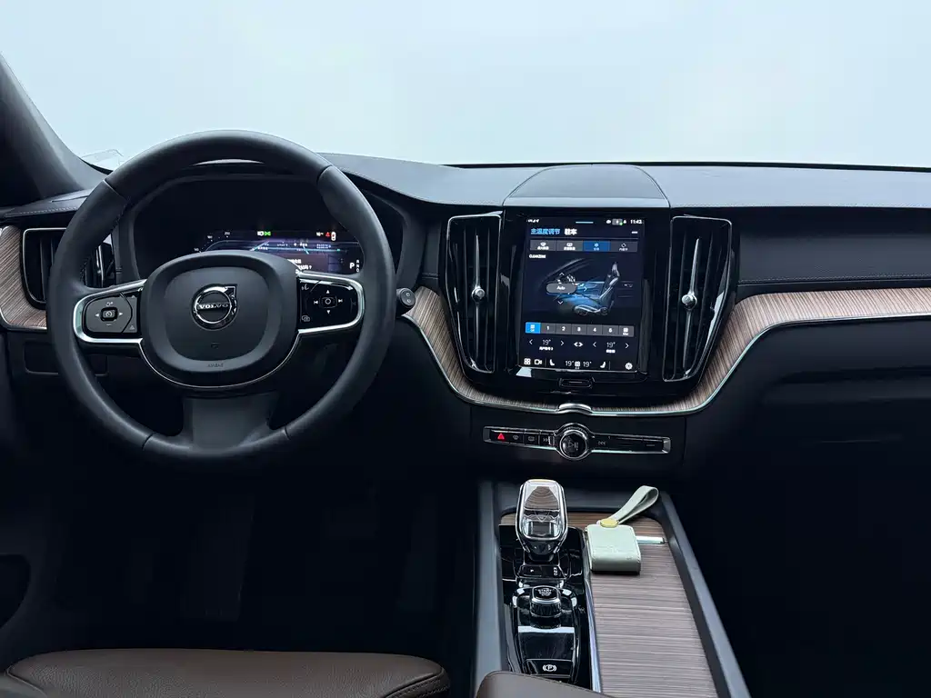Volvo XC60 2022 — фото 13