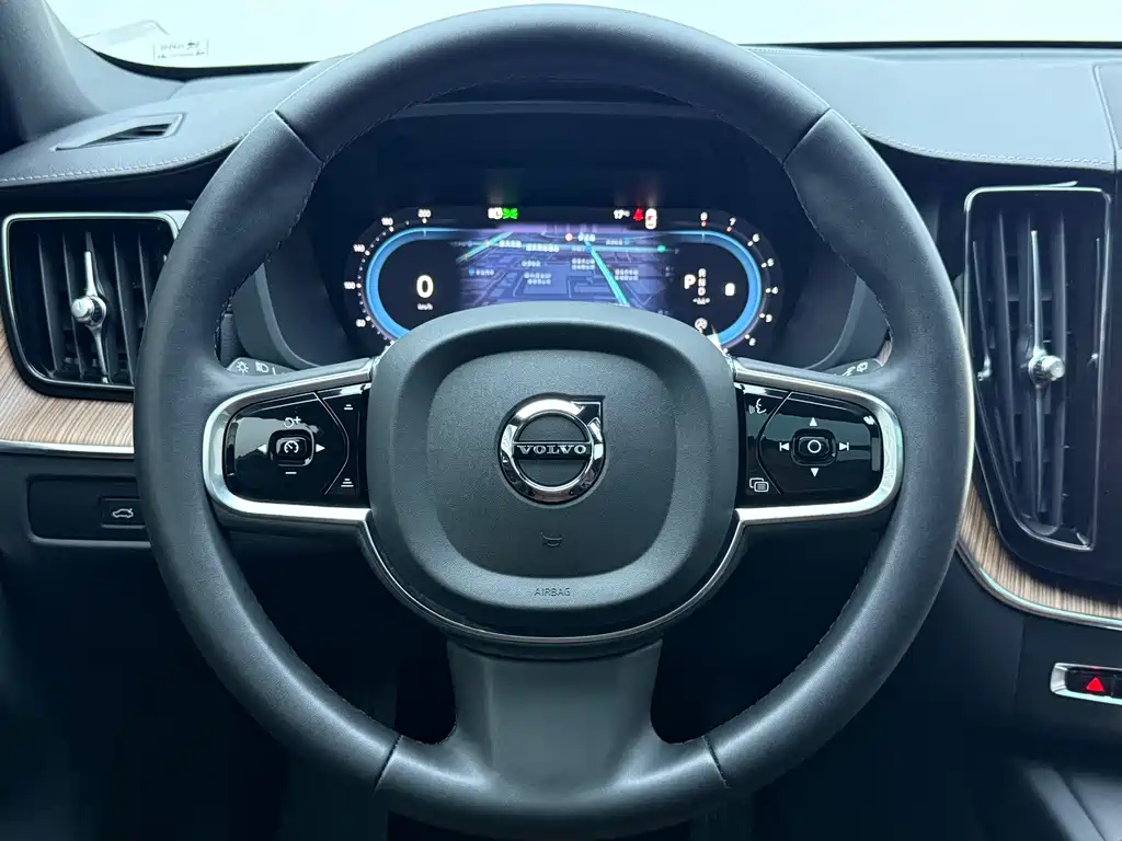 Volvo XC60 2022 — фото 19