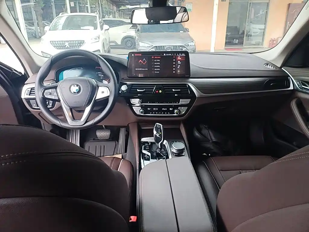 BMW 5 Series 2021 — фото 10