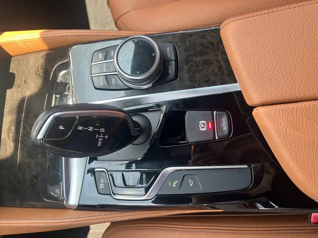 BMW 5 Series 2018 — фото 16