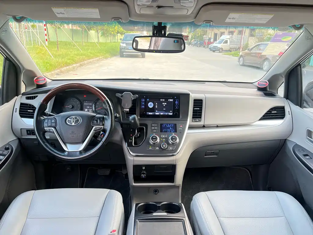 Toyota Sienna 2017 — фото 16