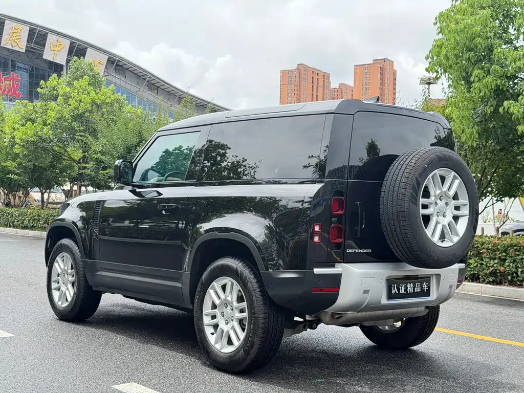 Land Rover Defender 2024