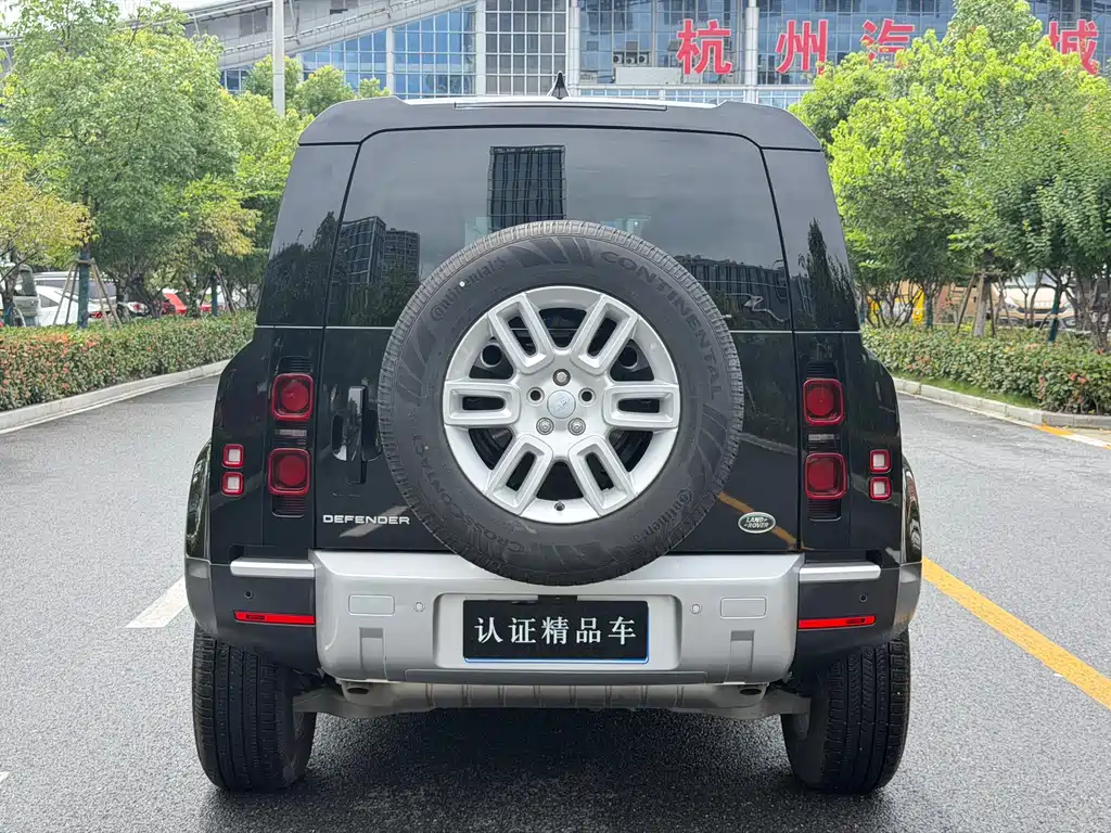 Land Rover Defender 2024