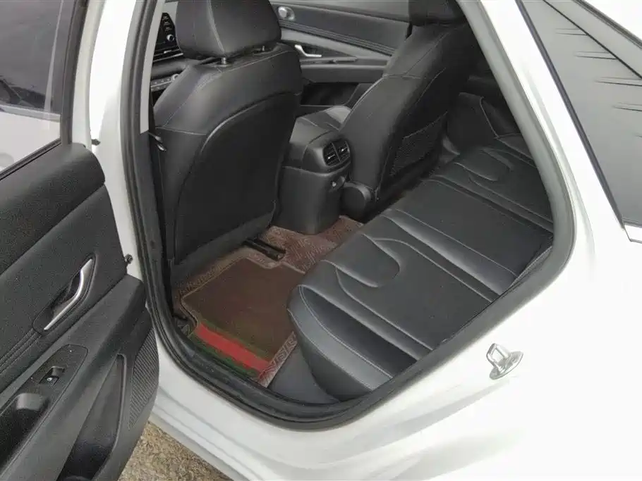 Hyundai Elantra 2022 — фото 11