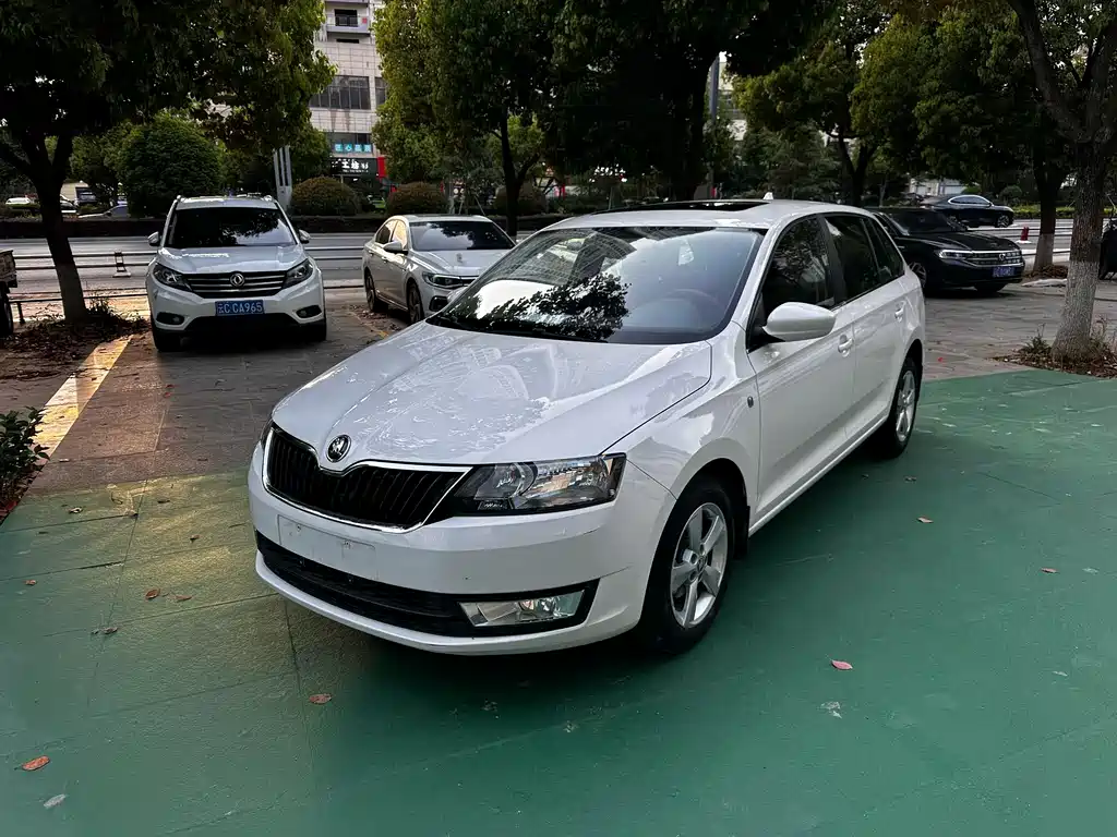 Skoda Rapid Spaceback 2017 — фото 1