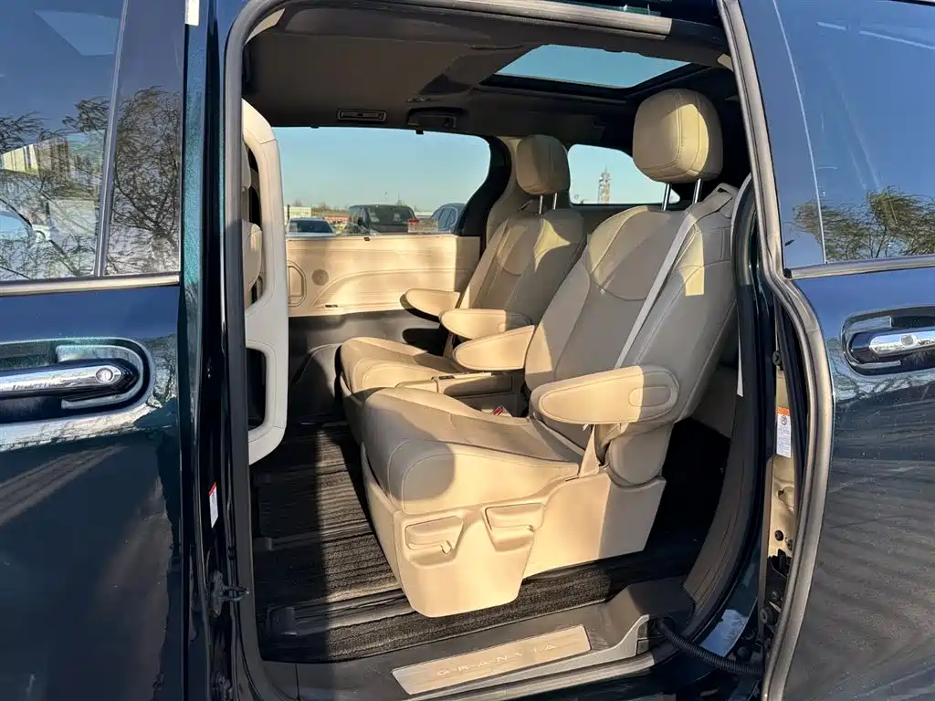 Toyota Granvia 2023 — фото 10