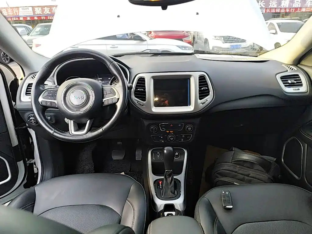 Jeep Compass 2018 — фото 10