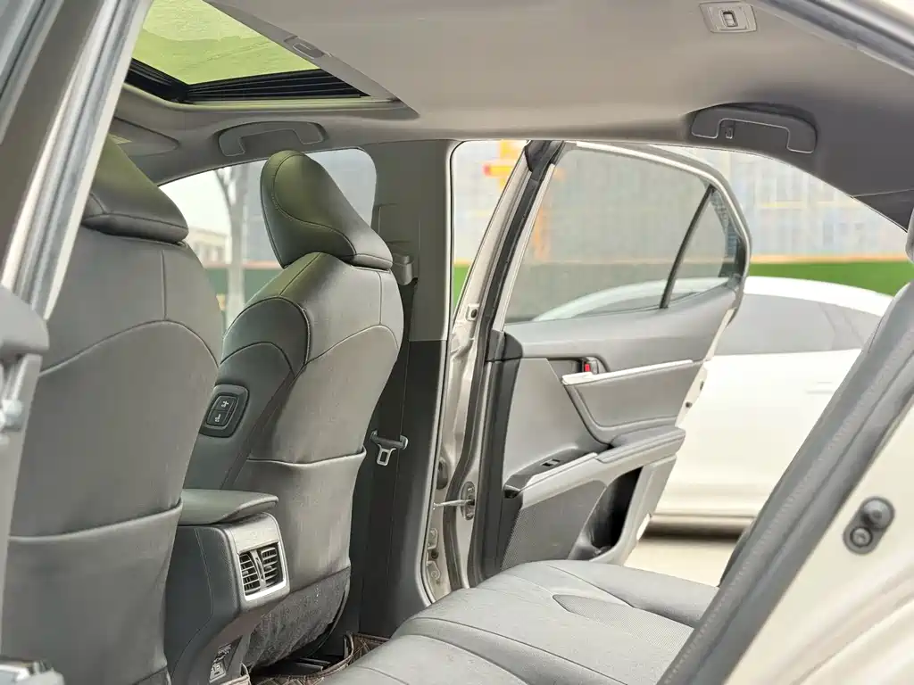 Toyota Camry 2022 — фото 17