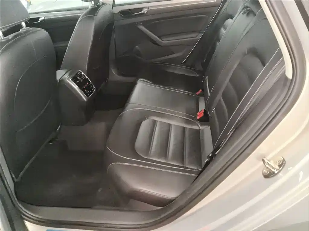 Volkswagen Passat 2017 — фото 13