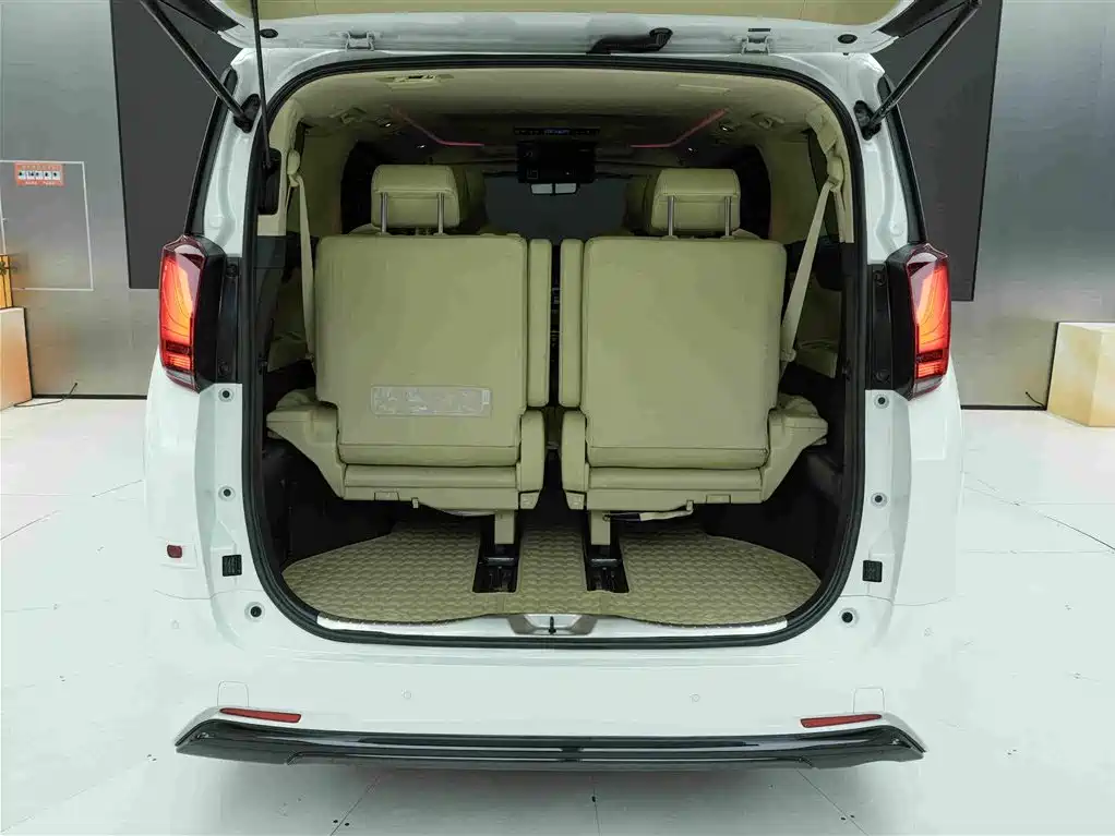 Toyota Alphard 2022 — фото 23