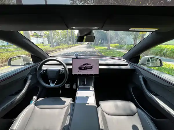 Tesla Model Y L 2025